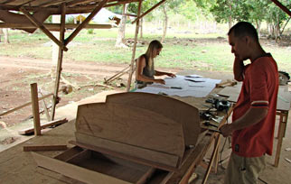 Hanneke and Ronnie building a model boat
